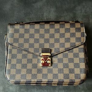 Brown fashion checkered bag/crossbody!